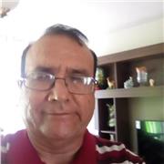 Profesor de matematicas y fisica imparte clases a alumnos de primaria y secundaria